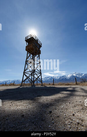 Una torre di avvistamento a Manzanar War Relocation Center Giapponese dove gli americani sono stati incarcerati a Manzanar National Historic Site nei pressi di indipendenza, CA. Foto Stock