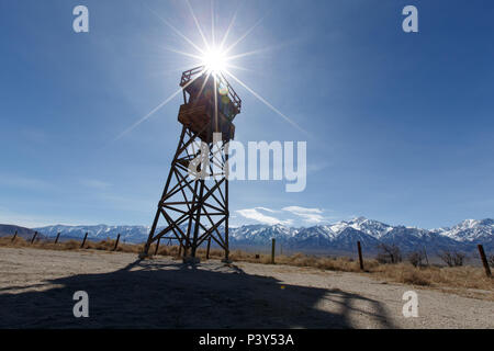 Una torre di avvistamento a Manzanar War Relocation Center Giapponese dove gli americani sono stati incarcerati a Manzanar National Historic Site nei pressi di indipendenza, CA. Foto Stock