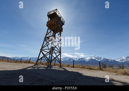 Una torre di avvistamento a Manzanar War Relocation Center Giapponese dove gli americani sono stati incarcerati a Manzanar National Historic Site nei pressi di indipendenza, CA. Foto Stock