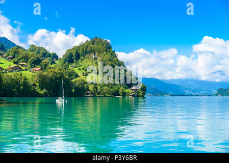 Iseltwald villaggio sul lago di Brienz - splendido lago delle Alpi a Interlaken, Svizzera Foto Stock