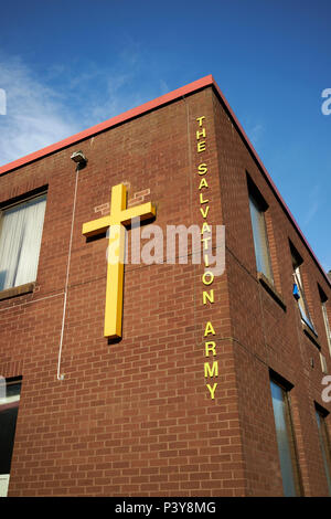 Segno per l'Esercito della salvezza in chiesa con croce gialla Carlisle Cumbria Inghilterra REGNO UNITO Foto Stock