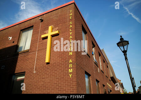 Segno per l'Esercito della salvezza in chiesa con croce gialla Carlisle Cumbria Inghilterra REGNO UNITO Foto Stock