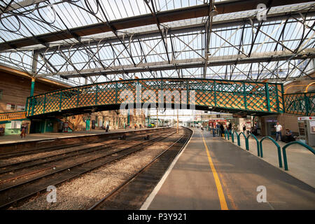 Passerella tra le piattaforme interno di Carlisle ferrovia stazione ferroviaria Carlisle Cumbria Inghilterra REGNO UNITO Foto Stock