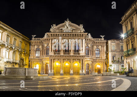 Teatro Massimo Bellini di notte, Catania, Sicilia, Italia Foto Stock