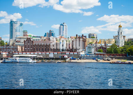 Fiume Volga terrapieno in Samara, Russia. Vista panoramica della città. Foto Stock