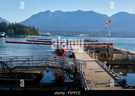 Porto aria idrovolanti de Havilland Canada DHC-2 Beaver flotta ormeggiata al Porto di Vancouver Centro di Volo, British Columbia, Canada. Foto Stock