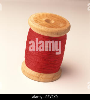 Filettatura in legno lo stelo di un originale di vecchie macchine da cucire Foto Stock