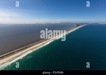 Vista aérea da Restinga da Marambaia, Barra de Guaratiba, Rio de Janeiro - RJ - Brasil. Foto Stock