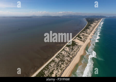 Vista aérea da Restinga da Marambaia, Barra de Guaratiba, Rio de Janeiro - RJ - Brasil. Foto Stock