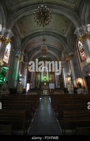 Igreja de Santo Antônio dos Pobres, na esquina de Rua dos Inválidos com a Rua do Senado, nessun centro do Rio, exibe em seu interior um pequeno sítio arqueológico sob chão de vidro. O local exibe partes da Igreja de originale 1831 / 1854 descobertos em reforma realizada a partir de 2011, quando come obras de Construção do Centro Comercial Senado (ocupado pela Petrobras) causaram abalos na estrutura da igreja, que teve rachaduras no chão e nas paredes. Un atiga igreja ficava cerca de 1,2m abaixo do nível atual. Foto Stock