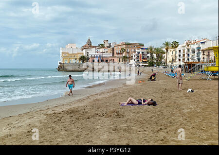 Spagna, Barcellona, Sitges, Platja de Sant Sebastià beach Foto Stock
