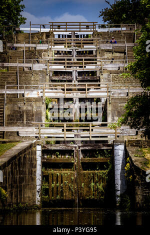 Bingley Five-Rise blocca è una scala della serratura del Leeds e Liverpool Canal a Bingley, West Yorkshire, Inghilterra. Foto Stock