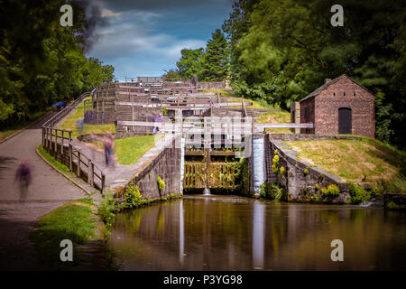 Bingley Five-Rise blocca è una scala della serratura del Leeds e Liverpool Canal a Bingley, West Yorkshire, Inghilterra. Foto Stock