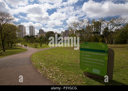 O Jardim das Sensações oferece um passeio em sensoriale 200 metro com plantas nativas, aromáticas e medicinais. Fica no parque Jardim Botânico - Rua Engenheiro Ostoja Rogunski, 690, Bairro Jardim Botânico, Curitiba (PR) O Horário de atendimento é de Terça-Feira a domingo, das 9h às 17h. Foto Stock