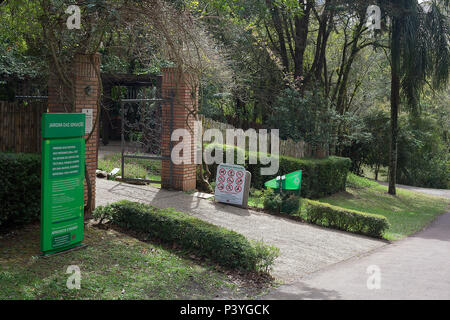 O Jardim das Sensações oferece um passeio em sensoriale 200 metro com plantas nativas, aromáticas e medicinais. Fica no parque Jardim Botânico - Rua Engenheiro Ostoja Rogunski, 690, Bairro Jardim Botânico, Curitiba (PR) O Horário de atendimento é de Terça-Feira a domingo, das 9h às 17h. Foto Stock