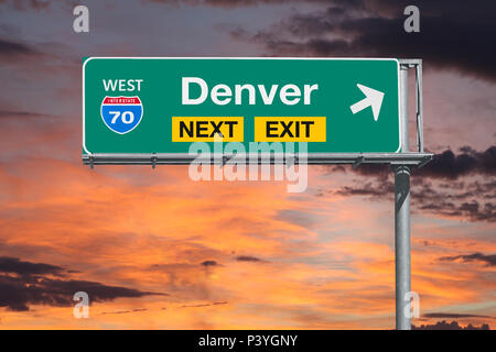 Denver Colorado route 70 freeway prossima uscita segno con il cielo al tramonto. Foto Stock