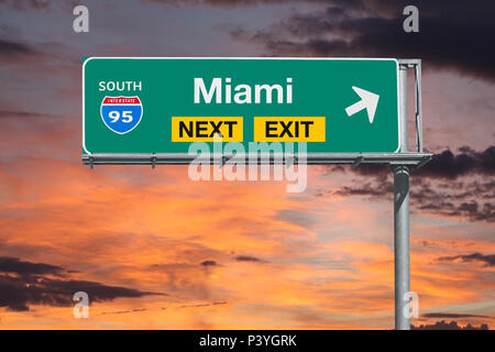 Miami Florida route 95 freeway prossima uscita segno con il cielo al tramonto. Foto Stock