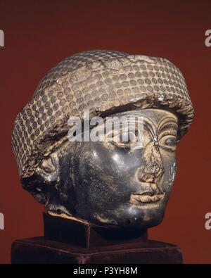 CABEZA CON TURBANTE DE GUDEA DE LAGASH - (2144-2124 AC) - DIORITA. Posizione: MUSEO DEL LOUVRE-ESCULTURAS, Francia. Foto Stock