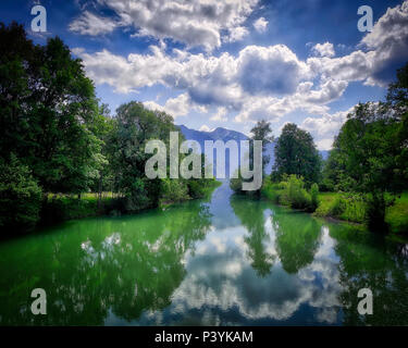 DE - Baviera: Fiume Loisach immettendo il lago Kochelsee (immagine HDR) Foto Stock