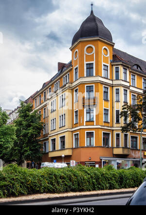 Antico edificio storico costruito 1911 come YMCA casa di design architetto un Tieffenbach, 72 Kottbusser Damm & Lenaustraße 1-4, Kreuzberg di Berlino Foto Stock