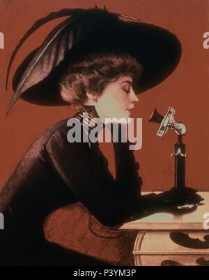 MUJER CON SOMBRERO HABLANDO POR TELEFONO. Foto Stock