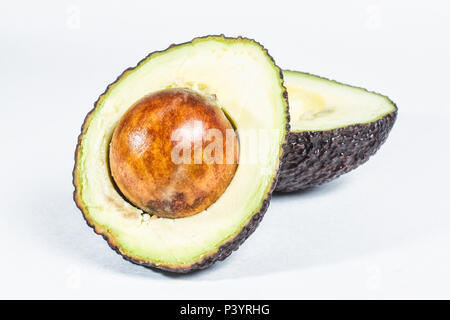 Abacate cortado ao meio. Florianópolis, Santa Catarina, Brasile. Foto Stock