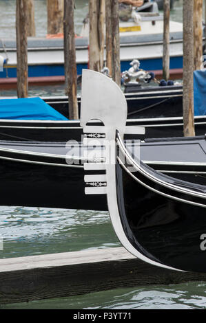 La testa di prua di una gondola barca nella Laguna di Venezia Foto Stock