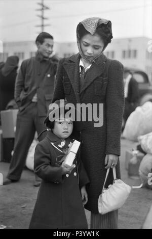 Japanese-American madre e figlia in attesa per treno per Owens Valley durante l'evacuazione di Japanese-Americans dal West Coast zone sotto U.S. Esercito guerra ordine di emergenza, Los Angeles, California, USA, Russell Lee, Ufficio di informazione di guerra, Aprile 1942 Foto Stock