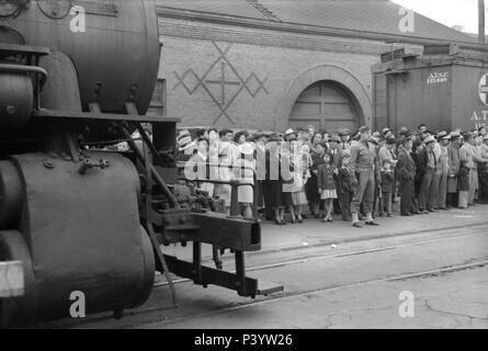 Japanese-Americans in attesa del treno per Owens Valley durante l'evacuazione di Japanese-Americans dal West Coast zone sotto U.S. Esercito guerra ordine di emergenza, Los Angeles, California, USA, Russell Lee, Ufficio di informazione di guerra, Aprile 1942 Foto Stock