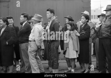 Japanese-Americans in attesa del treno per Owens Valley durante l'evacuazione di Japanese-Americans dal West Coast zone sotto U.S. Esercito guerra ordine di emergenza, Los Angeles, California, USA, Russell Lee, Ufficio di informazione di guerra, Aprile 1942 Foto Stock