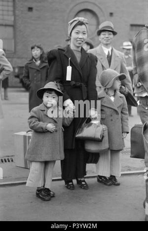 Japanese-American madre e figlia in attesa per treno per Owens Valley durante l'evacuazione di Japanese-Americans dal West Coast zone sotto U.S. Esercito guerra ordine di emergenza, Los Angeles, California, USA, Russell Lee, Ufficio di informazione di guerra, Aprile 1942 Foto Stock