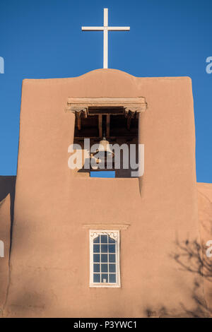 Campanile di San Miguel cappella, un vecchio adobe missione spagnola chiesa di Santa Fe, New Mexico Foto Stock