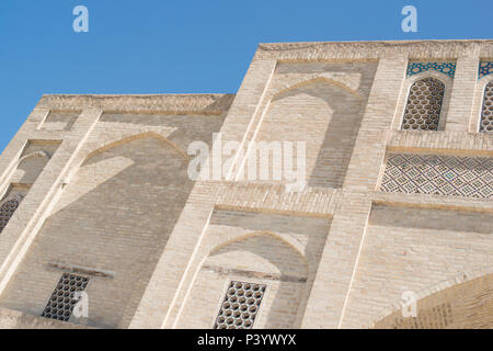 Un vecchio edificio di mattoni, con elementi di archi. Gli antichi edifici medievali di Asia. Bukhara, Uzbekistan Foto Stock