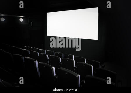 Cinema schermo bianco con posti a sedere. Cinema vuota senza le persone. Un grande schermo bianco per mostrare filmati. per copia di spazio Foto Stock