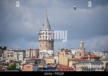 ISTANBUL, Turchia - 28 maggio : Vista verso la Torre di Galata dalla Moschea Suleymaniye in Istanbul Turchia il 28 maggio 2018 Foto Stock