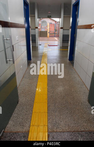 Piso tátil de acessibilidade para deficiente visual em uma escola municipal em Campo Mourão, na região Centro-Oeste do Paraná. Foto Stock