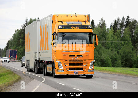 Giallo Volvo Truck FH e rimorchio refrigerato per OAK Oy trasporti sulla Highway 4 in un giorno di estate in Uurainen, Finlandia - 15 giugno 2018. Foto Stock