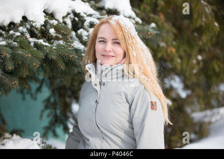 La Bielorussia, la città di Gomel il 2 marzo 2018. Scuola materna per i bambini.bella donna in una giornata invernale con capelli lunghi cosparsi di neve Foto Stock