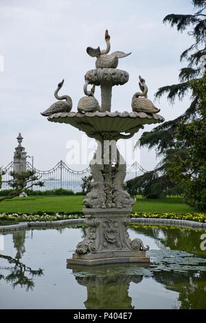 ISTANBUL, Turchia - 29 maggio : fontana nel giardino del Palazzo Dolmabache e Museo di Istanbul Turchia il 29 maggio 2018 Foto Stock