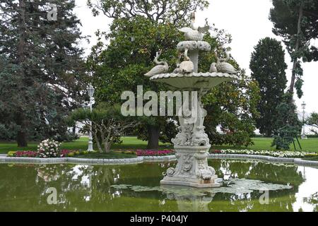 ISTANBUL, Turchia - 29 maggio : fontana nel giardino del Palazzo Dolmabache e Museo di Istanbul Turchia il 29 maggio 2018 Foto Stock