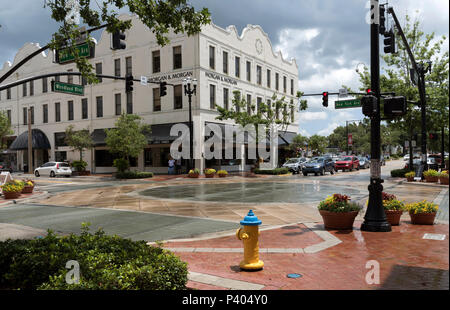 DeLand Florida USA. 2018. Un giorno di pioggia in DeLand in corrispondenza della giunzione di Bosco Blvd e New York Avenue. Foto Stock