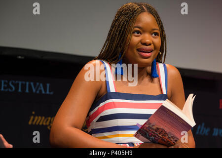 Imachibundu Oluwadara 'Chibundu' Onuzo , scrittore nigeriano. Il suo primo romanzo, Il Ragno figlia del re, ha vinto il Betty Trask Award, è stato nominato per il Dylan Thomas Prize e il Commonwealth Book Prize ed è stato longlisted per la Desmond Elliott premio e l'Etisalat premio per la letteratura. Nella foto al 2018 Hay Festival della letteratura e delle arti. Il festival annuale nella piccola cittadina di Hay on Wye sulle frontiere gallese , attrae scrittori e pensatori da tutto il mondo per dieci giorni di celebrazioni dei migliori della parola scritta, ma politico e il dibattito letterario Foto Stock