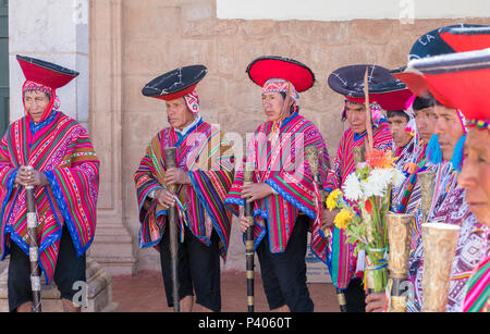 Assemblea dei sindaci regionale (Varayoc) in piedi di fronte di Pisac chiesa nel sud del Perù Foto Stock