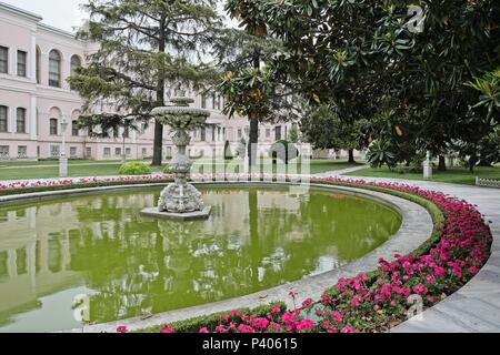 ISTANBUL, Turchia - 29 maggio : Laghetto ornamentale presso il Palazzo Dolmabache e Museo di Istanbul Turchia il 29 maggio 2018 Foto Stock