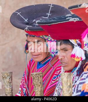 Due sindaci (Varayoc) osservare pre-Massa celebrazioni in Pisac Perù Foto Stock