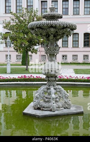 ISTANBUL, Turchia - 29 maggio : Laghetto ornamentale presso il Palazzo Dolmabache e Museo di Istanbul Turchia il 29 maggio 2018 Foto Stock