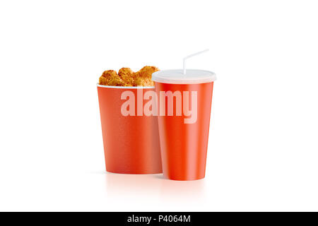 Bianco Rosso per alimenti con benna cup con paglia mockup, rendering 3d. Svuotare il secchio un fast food e di soda di carta di bere la tazza con il coperchio e il tubo mockup. Carta bucketful gallina e soft drink cola take away package Foto Stock