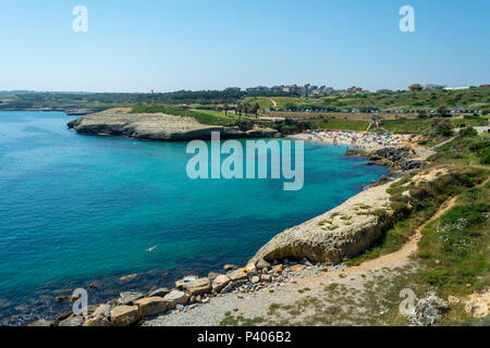 Vista del sardo affollata spiaggia di Balai, all'interno della città di Porto Torres, nella soleggiata giornata di estate Foto Stock