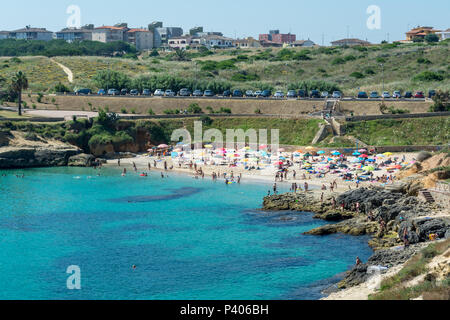 Vista del sardo affollata spiaggia di Balai, all'interno della città di Porto Torres, nella soleggiata giornata di estate Foto Stock