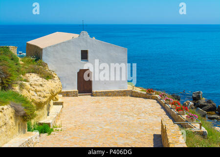 La chiesa di San Gavino, all'interno della città di Porto Torres, sulla costa sarda in una giornata di sole di estate Foto Stock